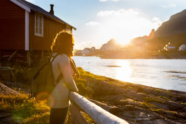 Kvinna Turist Med Ryggsäck Tittar Solnedgången Lofoten Öarna Norge — Stockfoto