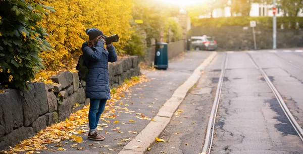 Mujer Turista Fotografiando Otoño Ciudad Calle —  Fotos de Stock