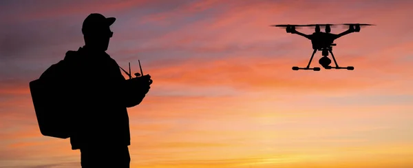 Silhouette Man Controls Drone Sunset Background — Stock Photo, Image