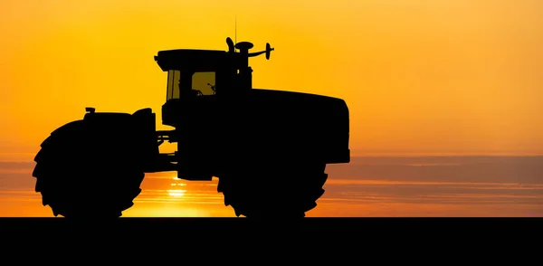 Silueta Tractor Agrícola Contra Cielo Del Atardecer — Foto de Stock