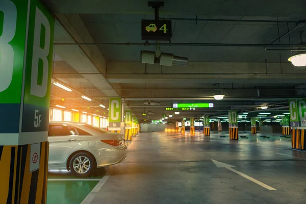 Köpcentrum Parkering Med Sensorer Och Displayer — Stockfoto