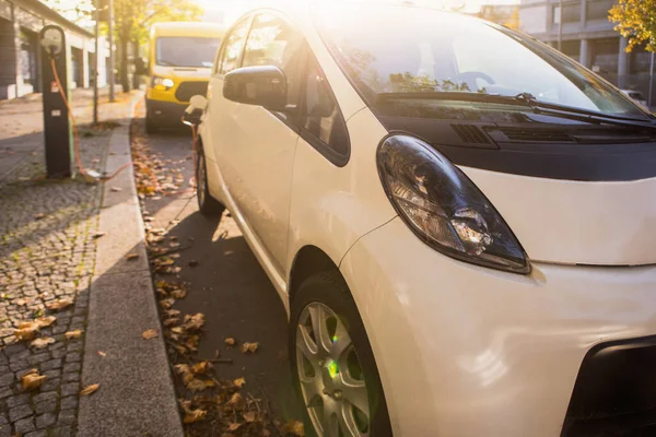 Compartir Coche Eléctrico Con Estación Carga — Foto de Stock