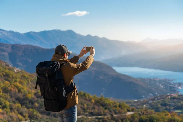 Traveler Backpack Smartphone Stands Mountain — Stock Photo, Image