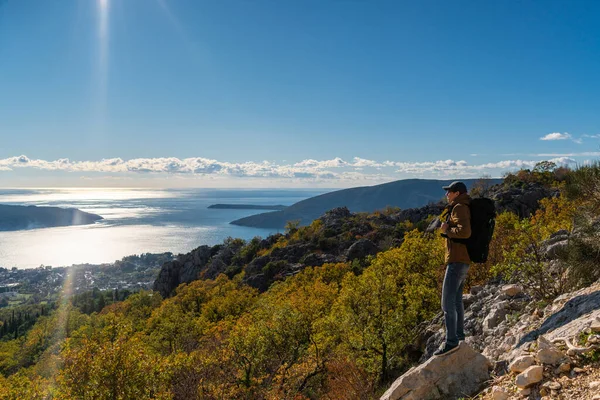 Viajante Com Uma Mochila Fica Topo Montanha — Fotografia de Stock