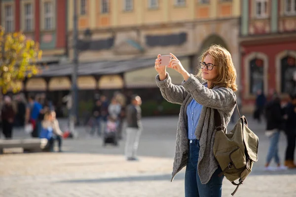 スマートフォンのカメラでランドマークを撮影する女性旅行者 — ストック写真