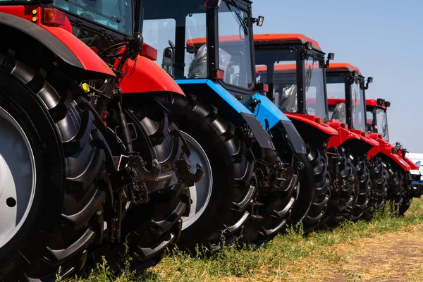 Neue Landwirtschaftliche Traktoren Auf Lager — Stockfoto