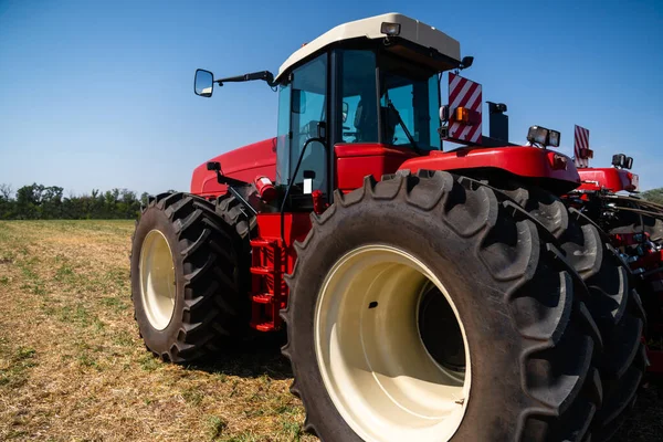 Röd Traktor Ett Jordbruksfält — Stockfoto