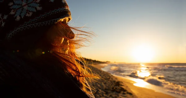 Női utazó nézi a tengert napkeltekor. — Stock Fotó