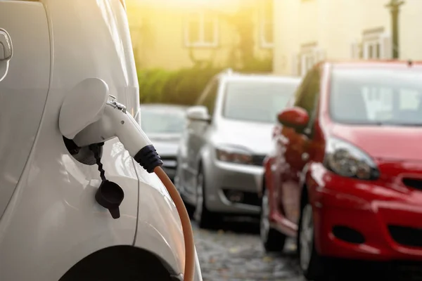 Primo piano di un'auto elettrica in ricarica — Foto Stock