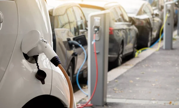 Nahaufnahme eines aufladenden Elektroautos — Stockfoto