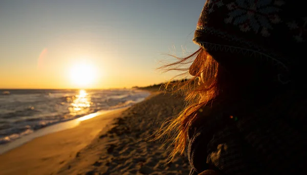 Mujer viajera mira el mar al amanecer. — Foto de Stock