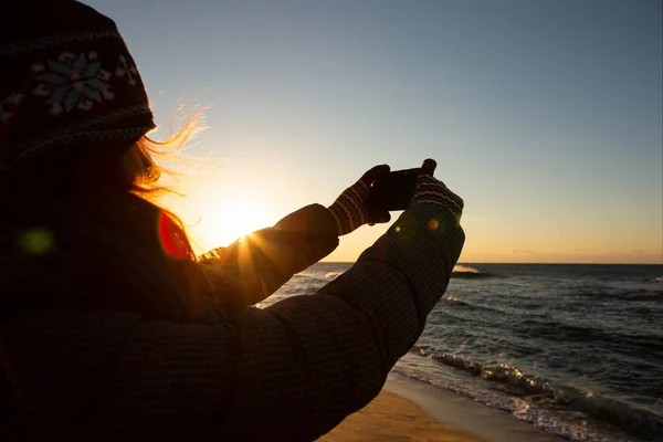 Жінка мандрівник фотографує море — стокове фото