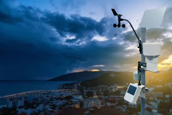 Meteorologisk station med anemometer — Stockfoto