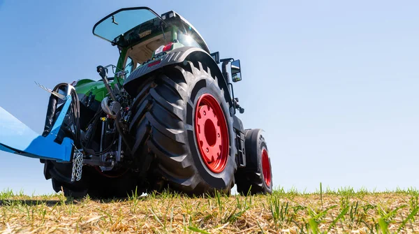 Tracteur rouge sur un terrain — Photo