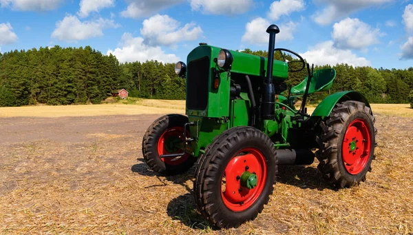 Old retro tractor — Stock Photo, Image