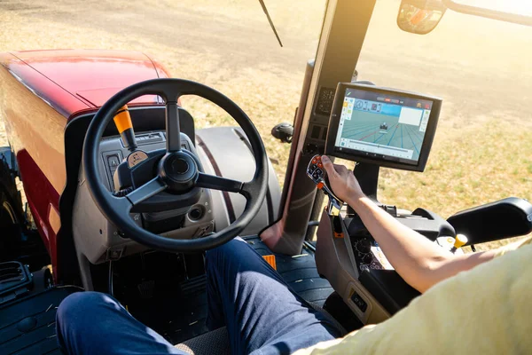 Guidare Trattore Agricolo Moderno — Foto Stock