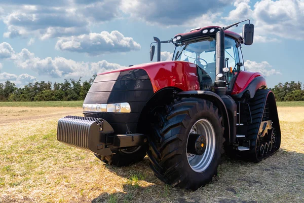 Röd Traktor Ett Jordbruksfält — Stockfoto