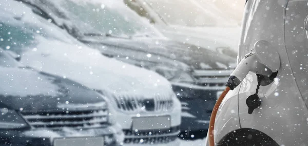 Elektrikli Arabanın Arkası Karla Kaplı Park Halindeki Arabaların Bulanık Arkaplanına — Stok fotoğraf
