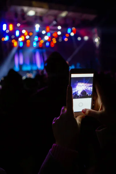 Egy Lány Képeket Készít Egy Utcai Koncertről Telefonban — Stock Fotó