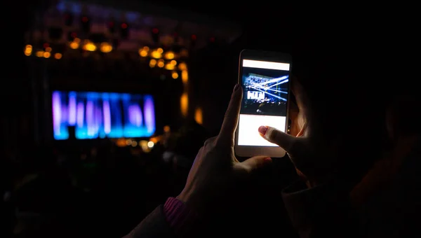 Egy Lány Képeket Készít Egy Utcai Koncertről Telefonban — Stock Fotó