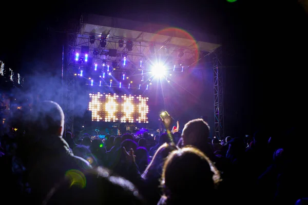 Толпа Перед Сценой Ночном Концерте — стоковое фото