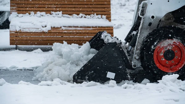 雪送り機は歩道から雪を取り除く — ストック写真