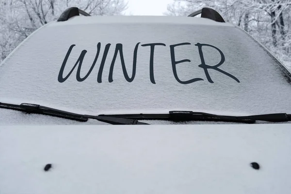 Camında Kar Yazıt Olan Park Edilmiş Bir Araba — Stok fotoğraf