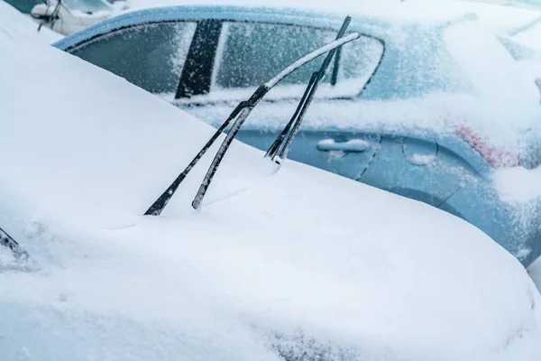 Karla Kaplı Park Edilmiş Arabalar — Stok fotoğraf