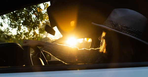 戴帽子的女司机车窗上的阳光 — 图库照片