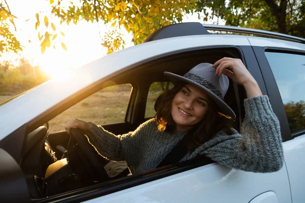 Mulher motorista com chapéu — Fotografia de Stock