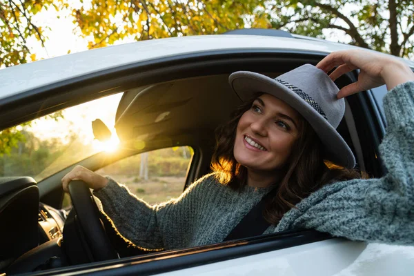 Vrouwelijke chauffeur met hoed — Stockfoto