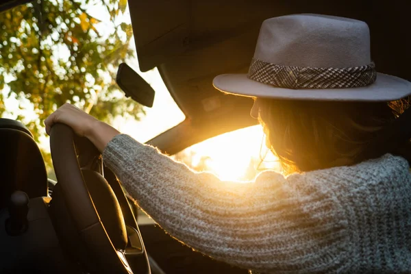 Mulher motorista com chapéu — Fotografia de Stock