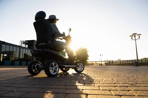Mujer montando un scooter eléctrico — Foto de Stock