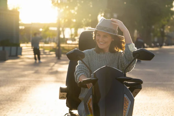 Vrouw Toerist Paardrijden Een Vier Wiel Mobiliteit Elektrische Scooter Een — Stockfoto