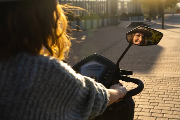 Touristin Auf Einem Vierrädrigen Elektro Roller Auf Einer Straße Der — Stockfoto