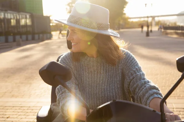 Touristin Auf Einem Vierrädrigen Elektro Roller Auf Einer Straße Der — Stockfoto