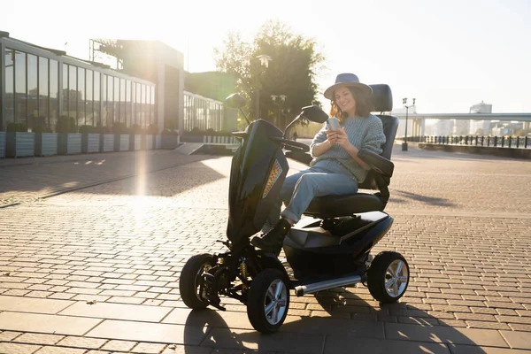 Vrouw Toerist Paardrijden Een Vier Wiel Mobiliteit Elektrische Scooter Een — Stockfoto