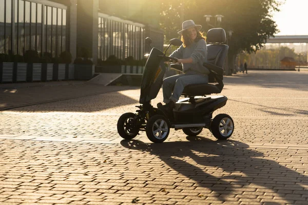 在城市街道上乘坐四轮驱动电动车的女游客 — 图库照片