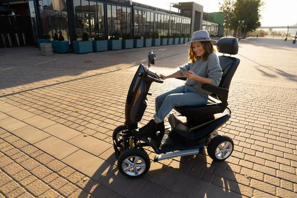 Touristin Auf Einem Vierrädrigen Elektro Roller Auf Einer Straße Der — Stockfoto