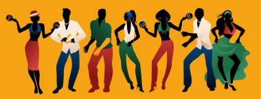 Salsa parti zamanı. Üç erkek ve dört kadın latin müzik dans grubu. İki kız Marakas ve anahtar kelimeler oynayan adam oyun.