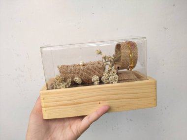 Köy temalı bir kutuda mücevher zarif görünüyor.