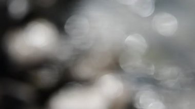 Taşlar ve denizin dalgaları. Bulanık görüntüleri