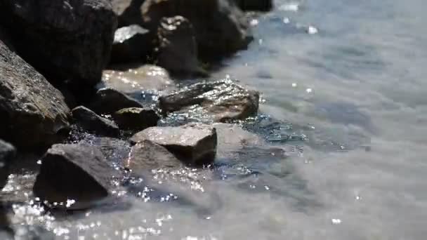 Piedras y olas del mar — Vídeo de stock