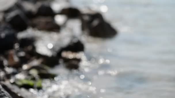 Pedras e ondas de mar. Imagens desfocadas — Vídeo de Stock