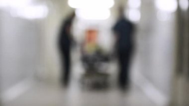 Acil durum bölümü: Doktorlar, hemşireler ve cerrahlar ağır yaralı hasta taşıyın. Bulanık video