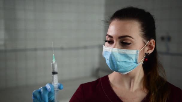 Médica ou enfermeira segurando seringa com líquido de perto . — Vídeo de Stock