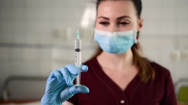 Médica ou enfermeira segurando seringa com líquido de perto . — Vídeo de Stock