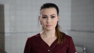 güzel hemşire gülümsüyor ve eldiven yordamı önce üzerine koyar