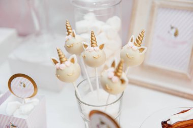 Çocukların doğum günü partisi dekorasyon ve kek.