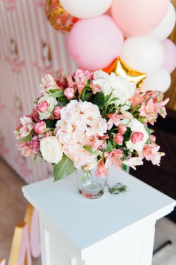 düğün günü masaya güzel çiçek